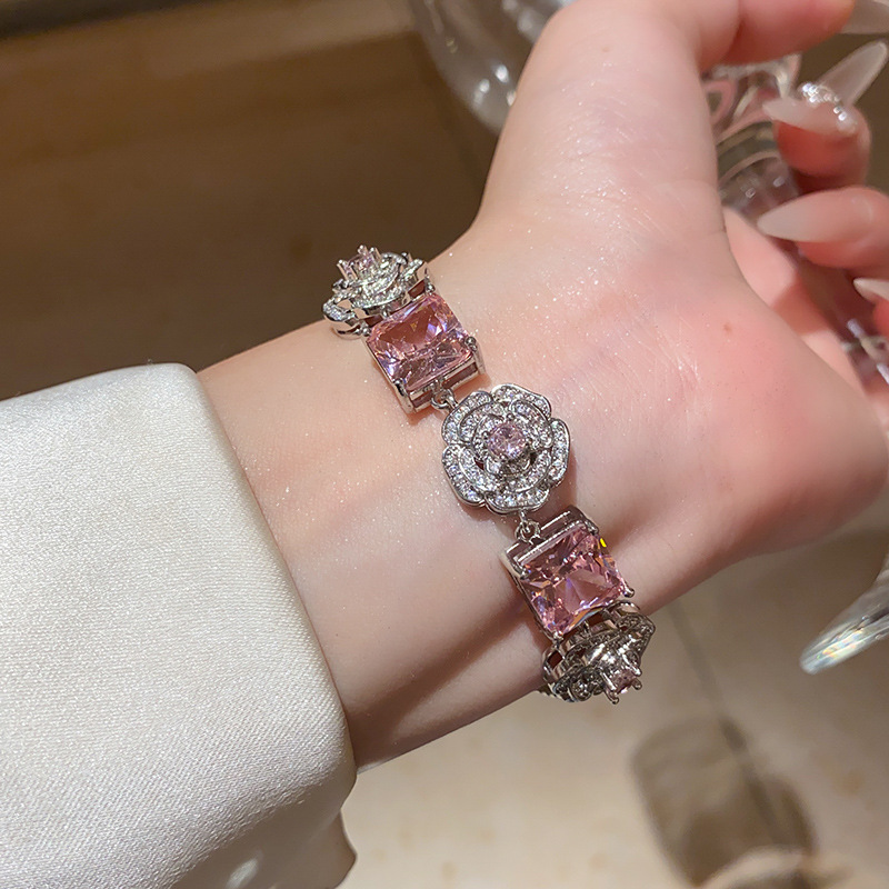 Conjunto de anillo, pendientes y collar con diseño de rosas rosas, decorado con circonitas cúbicas en estilo delicado y lujoso, transmitiendo una sensación de elegancia y alta gama. - Image 4