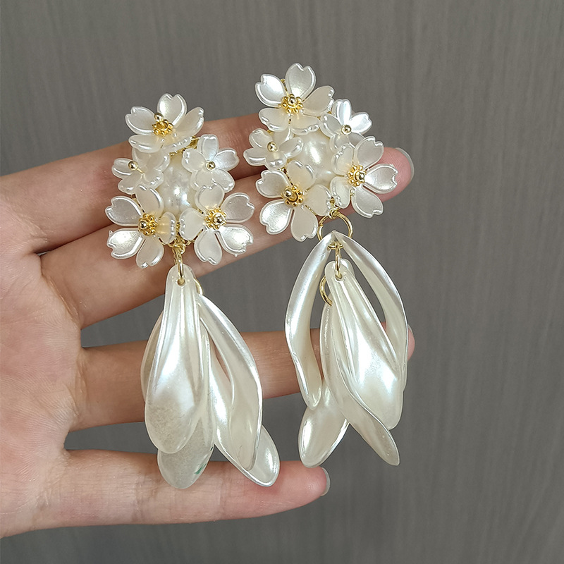 Pendientes largos de borla con diseño francés de jazmín, estilo exclusivo y elegante, pendientes exagerados y sofisticados para novia. - Image 3