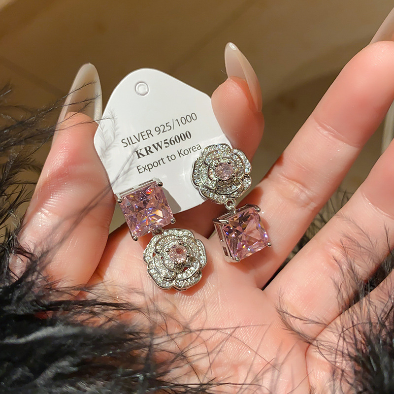 Conjunto de anillo, pendientes y collar con diseño de rosas rosas, decorado con circonitas cúbicas en estilo delicado y lujoso, transmitiendo una sensación de elegancia y alta gama. - Image 2