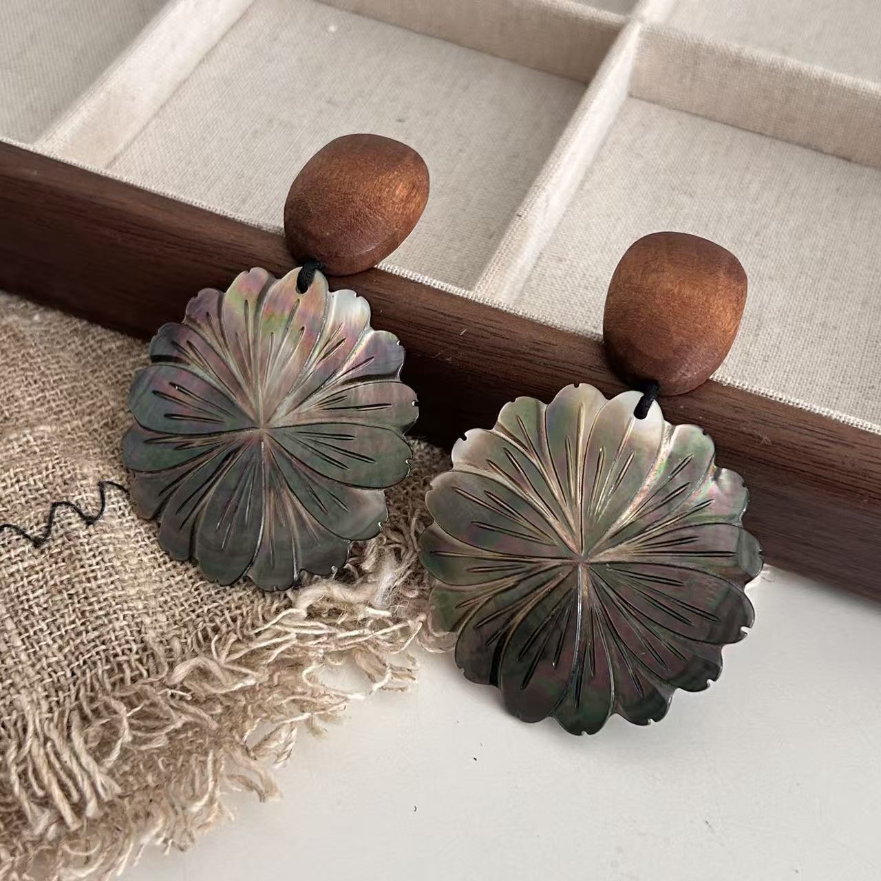 Pendientes MONIES de concha negra natural, diseño exclusivo, estilo lujo discreto, con sensación de alta gama, pendientes de madera para - Image 4