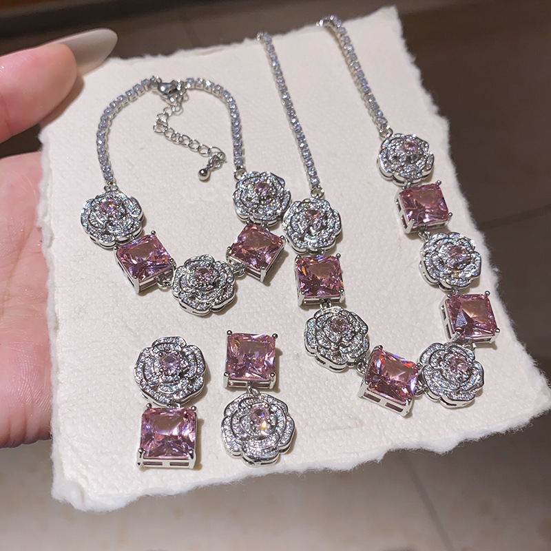 Conjunto de anillo, pendientes y collar con diseño de rosas rosas, decorado con circonitas cúbicas en estilo delicado y lujoso, transmitiendo una sensación de elegancia y alta gama. - Image 3