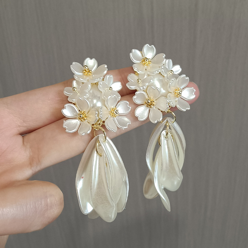 Pendientes largos de borla con diseño francés de jazmín, estilo exclusivo y elegante, pendientes exagerados y sofisticados para novia. - Image 4